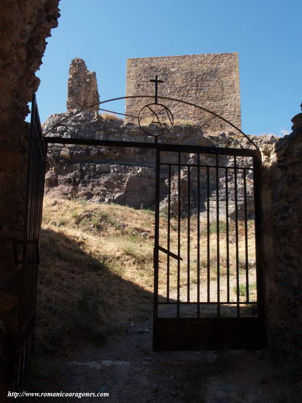 INTERIOR DE LA TORRE-PUERTA CON ACCESO EN ÁNGULO